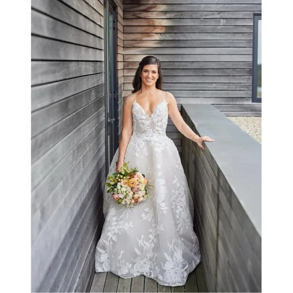 Monique Lhuillier Maeve Wedding Dress - threedaughtersproperties.com